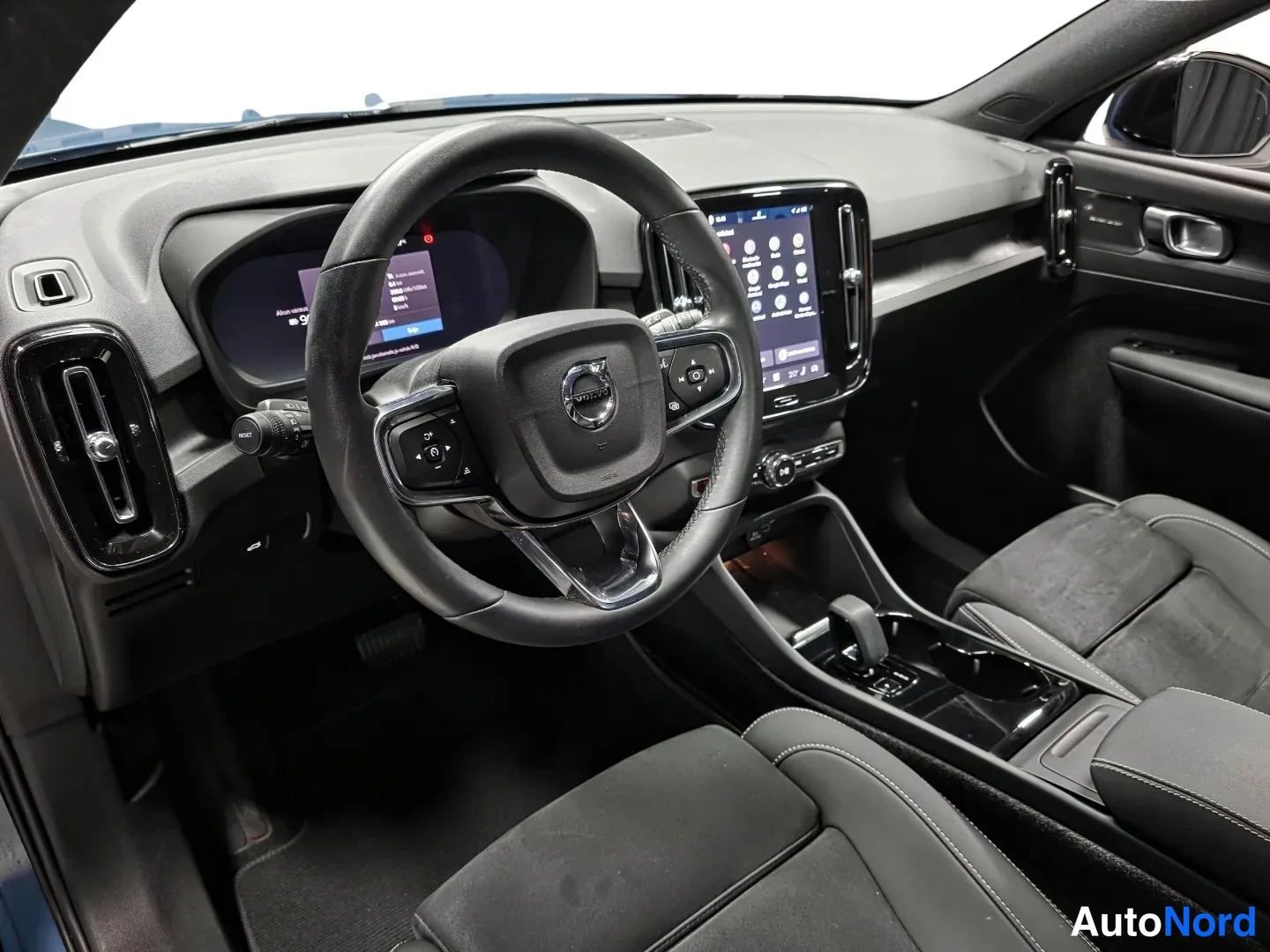 Sininen Volvo XC40 2024, ohjaamo, kuva 8