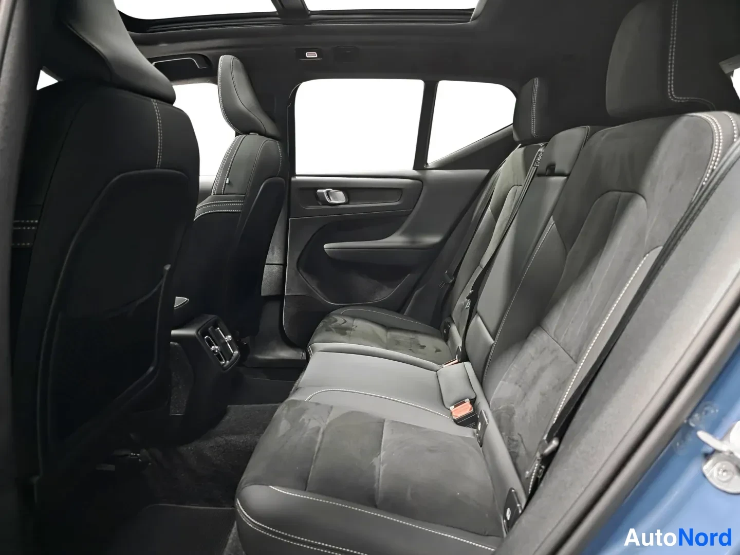Sininen Volvo XC40 2024, takaistuimet, kuva 14
