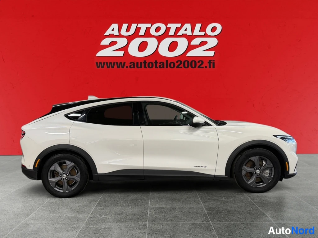 Valkoinen Ford Mustang Mach-E 2022, sivulta, kuva 5