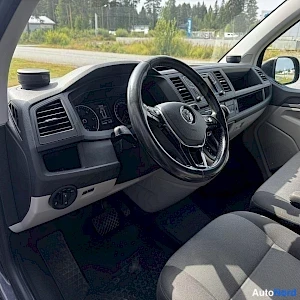 Musta Volkswagen Transporter 2019, ohjaamo, kuva 6