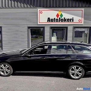 Musta Mercedes-Benz E 2014, sivulta, kuva 4