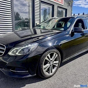 Musta Mercedes-Benz E 2014, etuviisto, keula vasemmalle, kuva 2