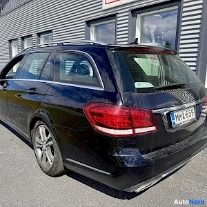 Musta Mercedes-Benz E 2014, takaviisto, kuva 5