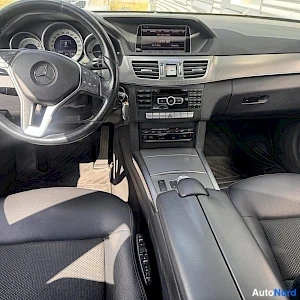 Musta Mercedes-Benz E 2014, ohjaamo, kuva 7