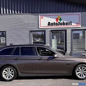 Ruskea BMW 520 2011, sivulta, kuva 5