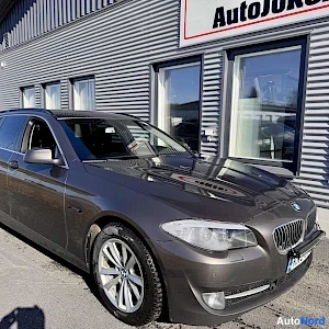 Ruskea BMW 520 2011, etuviisto, keula oikealle, kuva 3