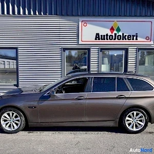 Ruskea BMW 520 2011, sivulta, kuva 4