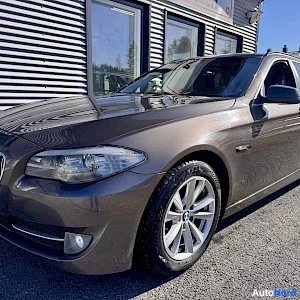 Ruskea BMW 520 2011, etuviisto, keula vasemmalle, kuva 2