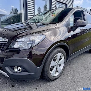 Ruskea Opel Mokka 2015, etuviisto, keula vasemmalle, kuva 2