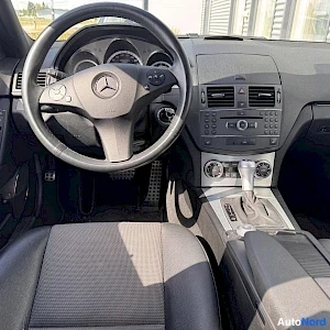 Punainen Mercedes-Benz C 2010, ohjaamo, kuva 12