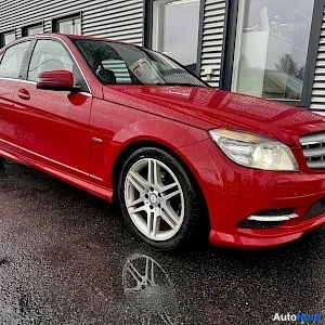 Punainen Mercedes-Benz C 2010, etuviisto, keula oikealle, kuva 4