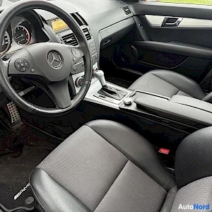 Punainen Mercedes-Benz C 2010, ohjaamo, kuva 11