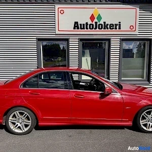 Punainen Mercedes-Benz C 2010, sivulta, kuva 5