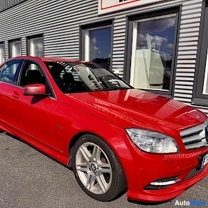 Punainen Mercedes-Benz C 2010, etuviisto, keula oikealle, kuva 3