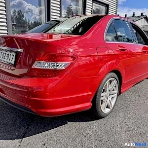 Punainen Mercedes-Benz C 2010, takaviisto, kuva 9