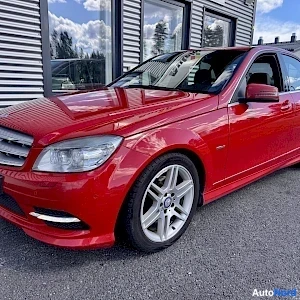 Punainen Mercedes-Benz C 2010, etuviisto, keula vasemmalle, kuva 2