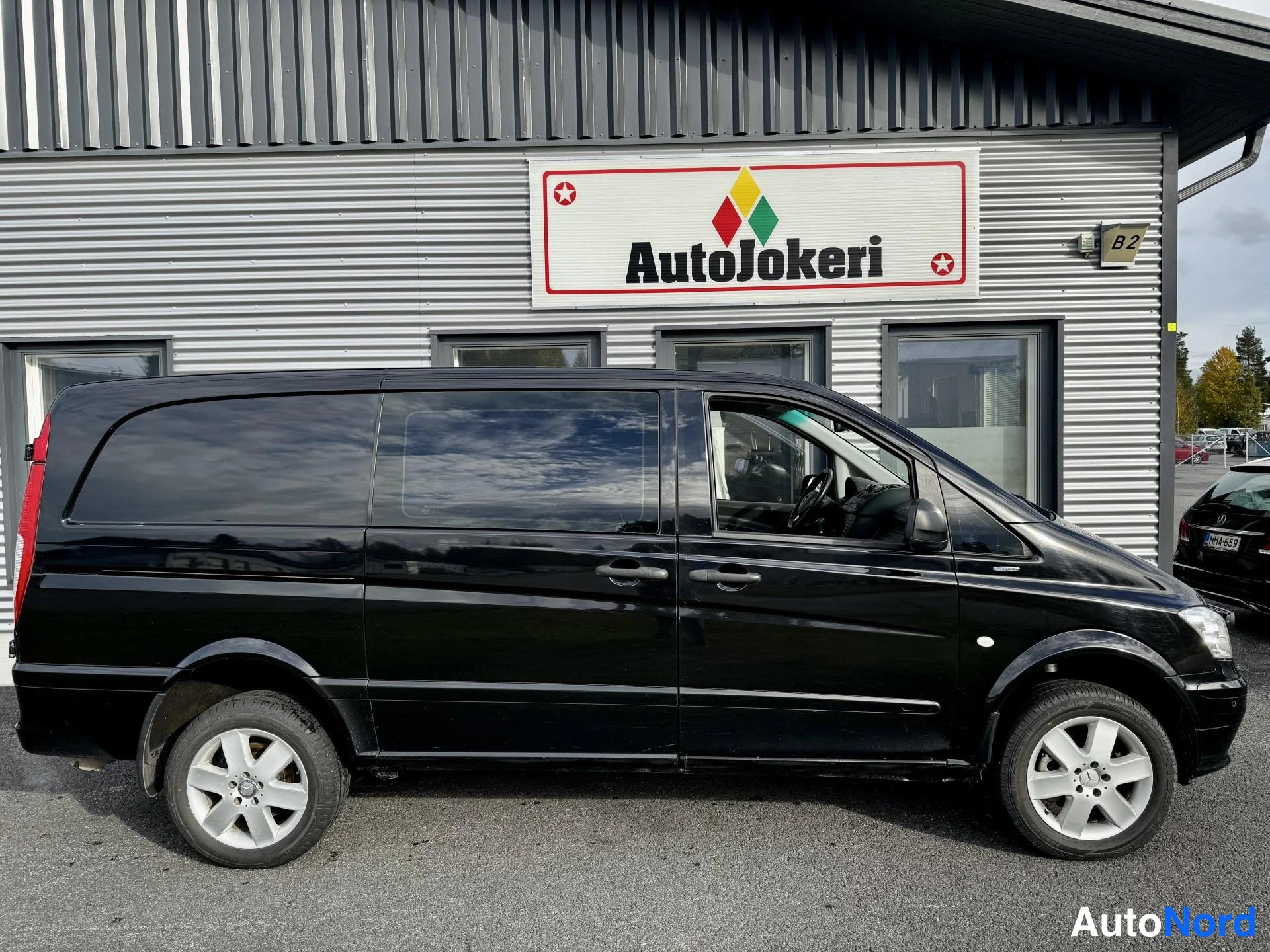 Musta Mercedes-Benz Vito 2014, etuviisto, keula oikealle, kuva 4