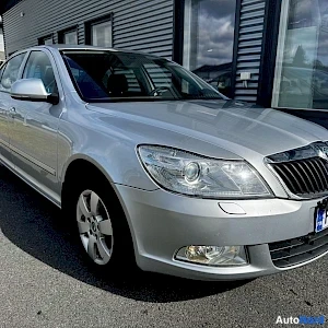 Hopea Skoda Octavia 2012, etuviisto, keula oikealle, kuva 3