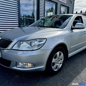 Hopea Skoda Octavia 2012, etuviisto, keula vasemmalle, kuva 2