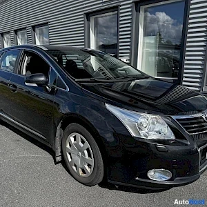 Musta Toyota Avensis 2010, etuviisto, keula oikealle, kuva 3