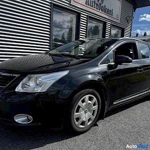 Musta Toyota Avensis 2010, etuviisto, keula vasemmalle, kuva 2