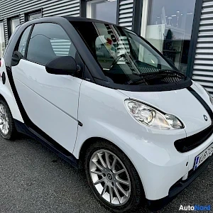 Valkoinen Smart fortwo coupe 2010, etuviisto, keula oikealle, kuva 3