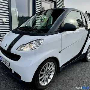 Valkoinen Smart fortwo coupe 2010, etuviisto, keula vasemmalle, kuva 2