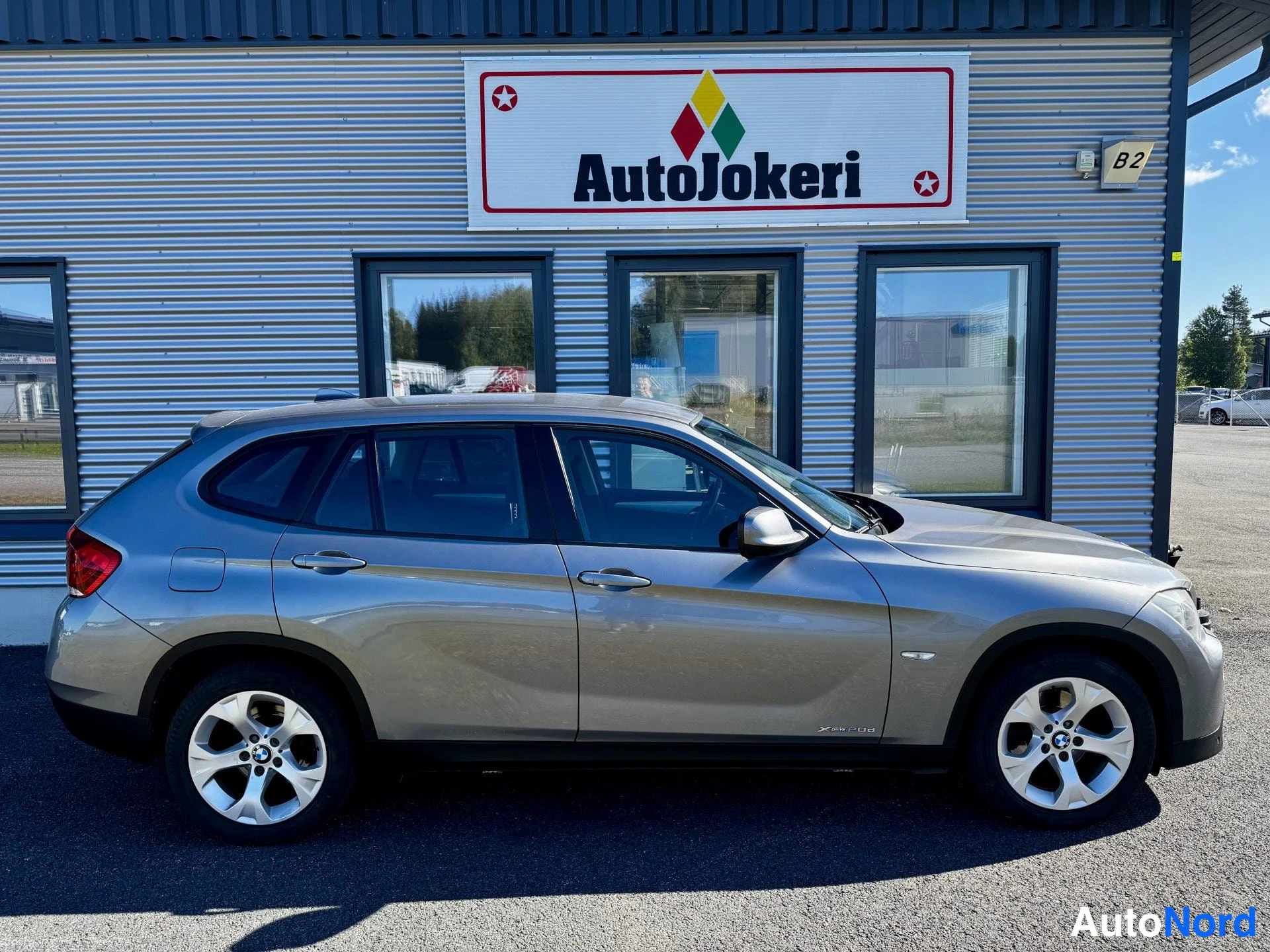 Harmaa BMW X1 2010, sivulta, kuva 4