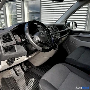 Ruskea Volkswagen Transporter 2018, ohjaamo, kuva 8