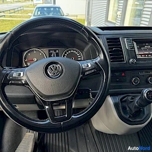 Ruskea Volkswagen Transporter 2018, ohjaamo, kuva 9