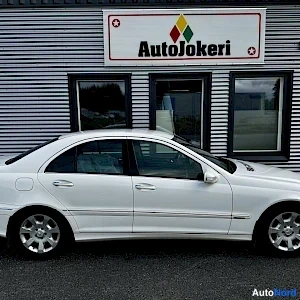 Valkoinen Mercedes-Benz C 2005, sivulta, kuva 5