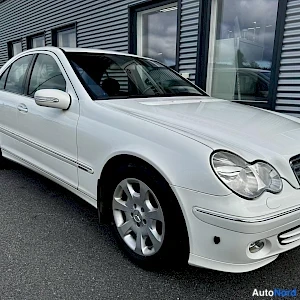 Valkoinen Mercedes-Benz C 2005, etuviisto, keula oikealle, kuva 3