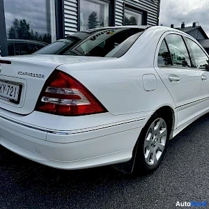 Valkoinen Mercedes-Benz C 2005, takaviisto, kuva 6