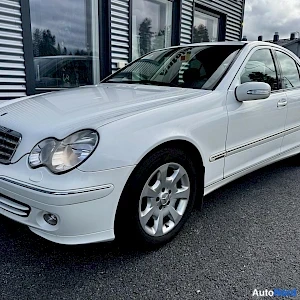 Valkoinen Mercedes-Benz C 2005, etuviisto, keula vasemmalle, kuva 2