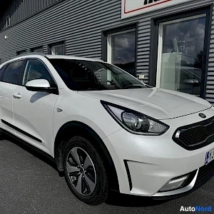 Valkoinen Kia Niro 2016, etuviisto, keula oikealle, kuva 4