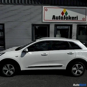 Valkoinen Kia Niro 2016, sivulta, kuva 5