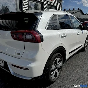 Valkoinen Kia Niro 2016, takaviisto, kuva 7