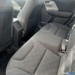 Valkoinen Kia Niro 2016, takaistuimet, kuva 9