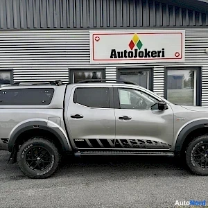 Harmaa Nissan Navara 2019, etuviisto, keula oikealle, kuva 3