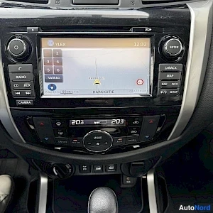 Harmaa Nissan Navara 2019, ohjaamo, kuva 10