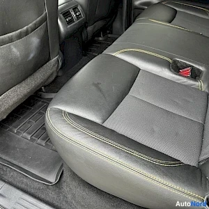 Harmaa Nissan Navara 2019, takaistuimet, kuva 11