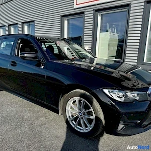 Musta BMW 320 2022, etuviisto, keula oikealle, kuva 2