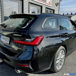 Musta BMW 320 2022, takaviisto, kuva 5