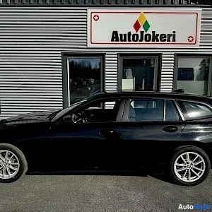 Musta BMW 320 2022, sivulta, kuva 4