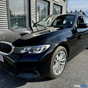 Musta BMW 320 2022, etuviisto, keula vasemmalle, kuva 3