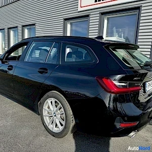 Musta BMW 320 2022, takaviisto, kuva 6