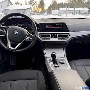 Musta BMW 320 2022, ohjaamo, kuva 7