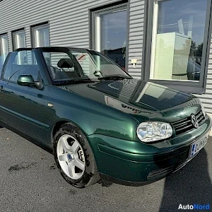 Vihreä Volkswagen Golf 1999, etuviisto, keula oikealle, kuva 2