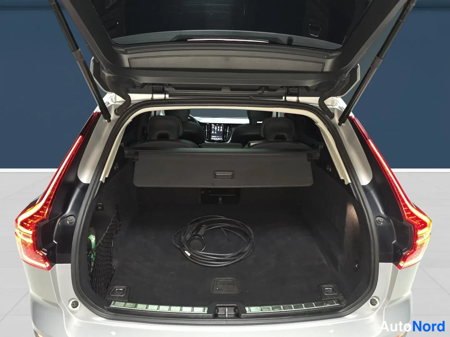 Hopea Volvo XC60 2025, tavaratila, kuva 15