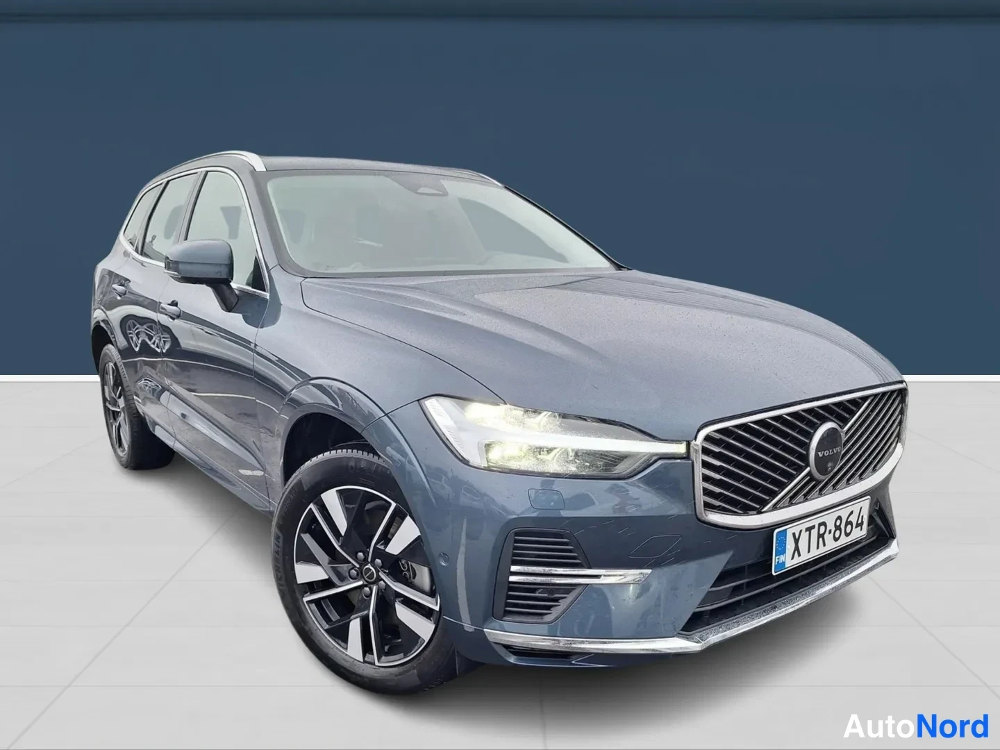 Harmaa Volvo XC60 2026, etuviisto, keula oikealle, kuva 3